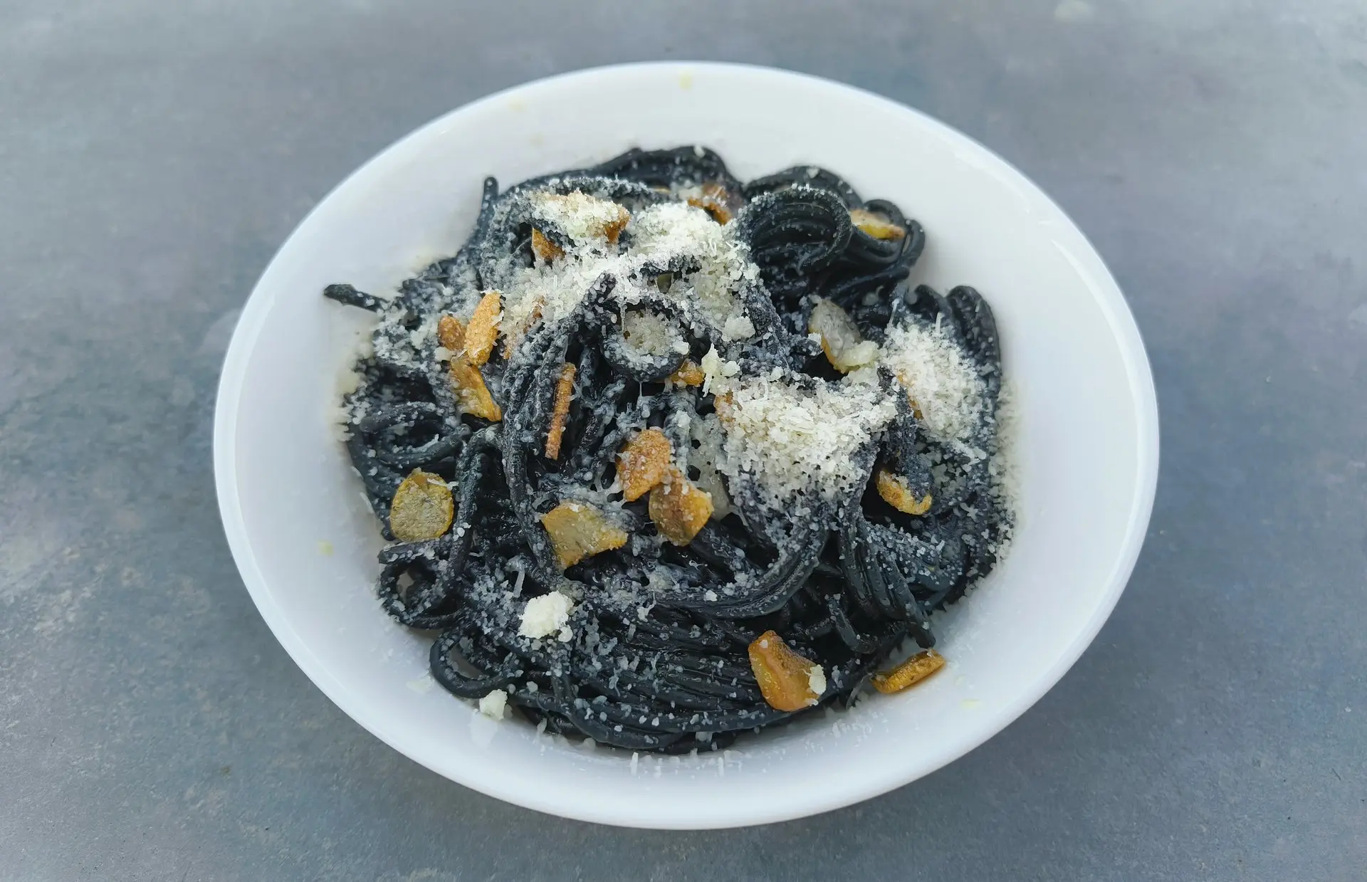 Makaron spaghetti z oliwą i czosnkiem