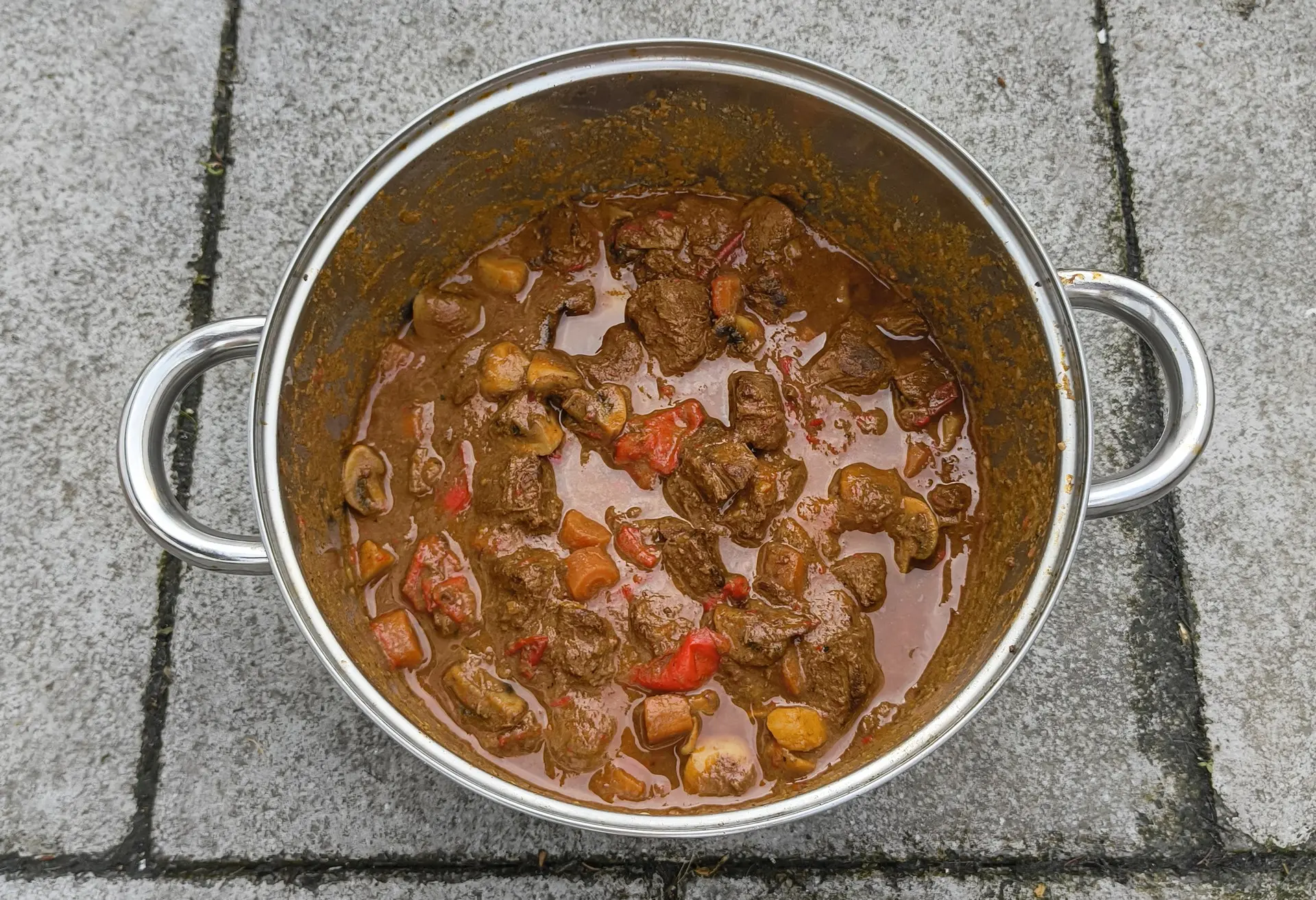Gulasz wołowy z pieczarkami i papryką